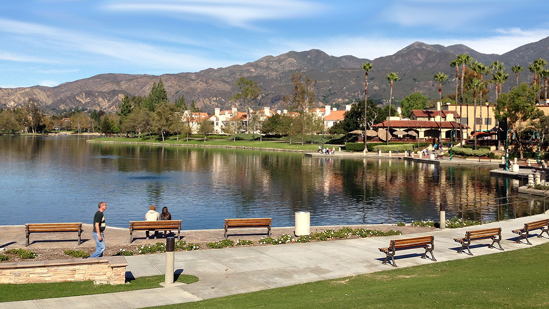 View of view Mercado del Lago's waterfront walking page